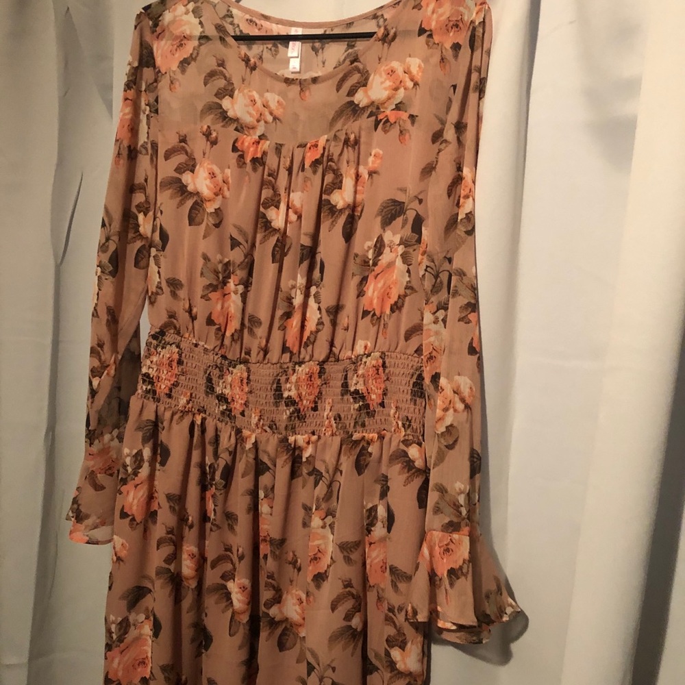 Gorgeous floral mauve bell sleeve dress! 🌸